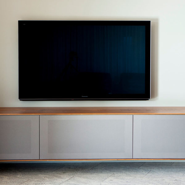 Wohnzimmer und TV-Möbel mit ausfahrbarer Leinwand und integriertem Soundsystem