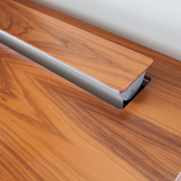 Wohnzimmer und TV-Möbel mit ausfahrbarer Leinwand und integriertem Soundsystem