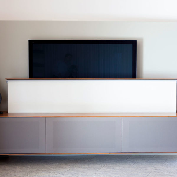 Wohnzimmer und TV-Möbel mit ausfahrbarer Leinwand und integriertem Soundsystem