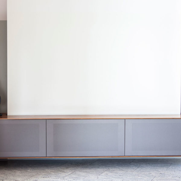 Wohnzimmer und TV-Möbel mit ausfahrbarer Leinwand und integriertem Soundsystem