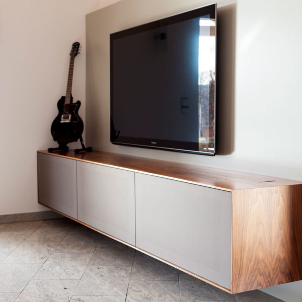 Wohnzimmer und TV-Möbel mit ausfahrbarer Leinwand und integriertem Soundsystem