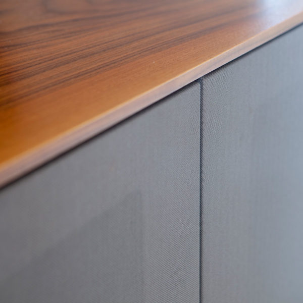 Wohnzimmer und TV-Möbel mit ausfahrbarer Leinwand und integriertem Soundsystem