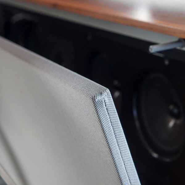 Wohnzimmer und TV-Möbel mit ausfahrbarer Leinwand und integriertem Soundsystem