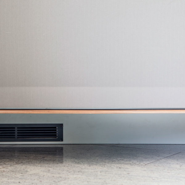 Wohnzimmer und TV-Möbel mit ausfahrbarer Leinwand und integriertem Soundsystem