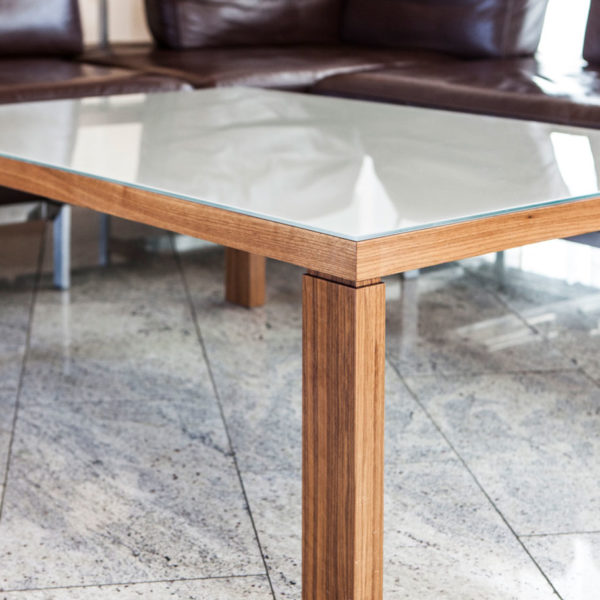 Wohnzimmertisch in Nußbaum und Tischplatte aus Glas