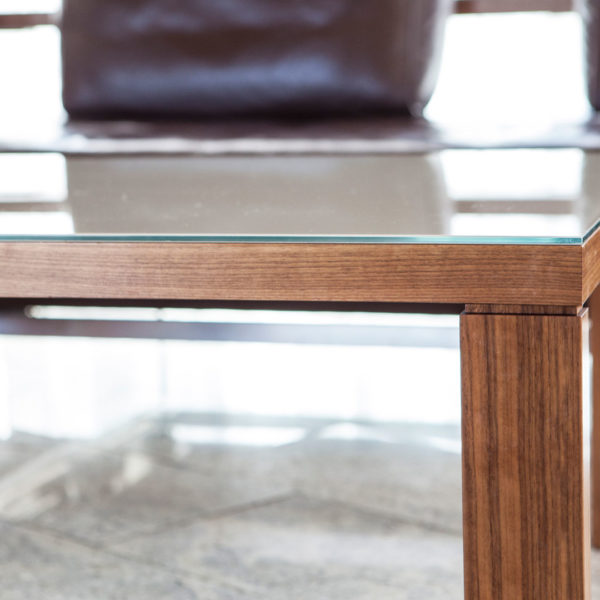 Wohnzimmertisch in Nußbaum und Tischplatte aus Glas