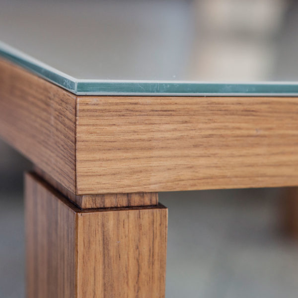 Wohnzimmertisch in Nußbaum und Tischplatte aus Glas