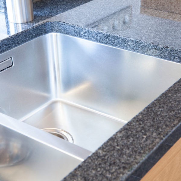 In Granitarbeitsplatte eingelassenes Spülbecken