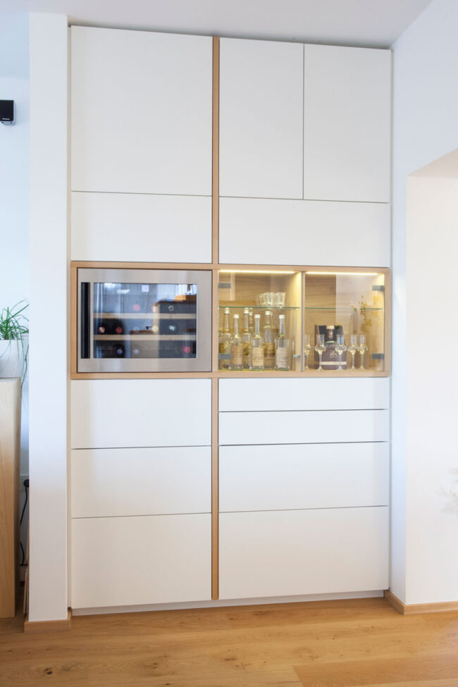 Spirituosen- und Weinschrank in Schrankwand integriert