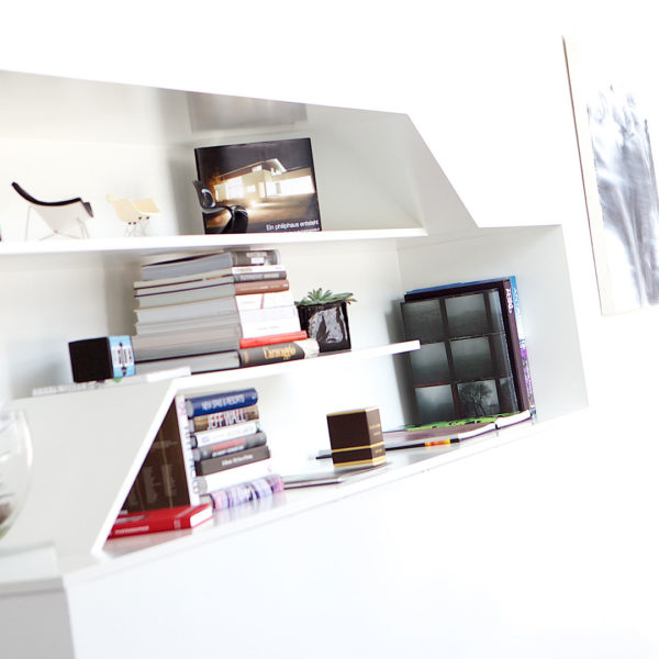 Abstraktes Regal, in Trockenbauelement integriert