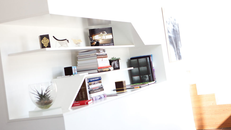 Abstraktes Regal, in Trockenbauelement integriert