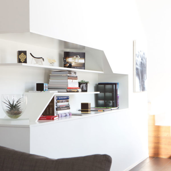 Abstraktes Regal, in Trockenbauelement integriert