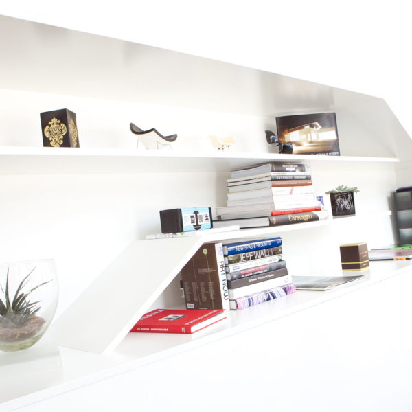 Abstraktes Regal, in Trockenbauelement integriert