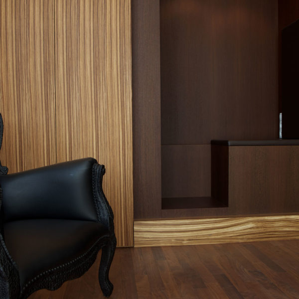 Lesestuhl in Wand integriert mit Bücherregal