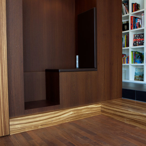 Lesestuhl in Wand integriert mit Bücherregal