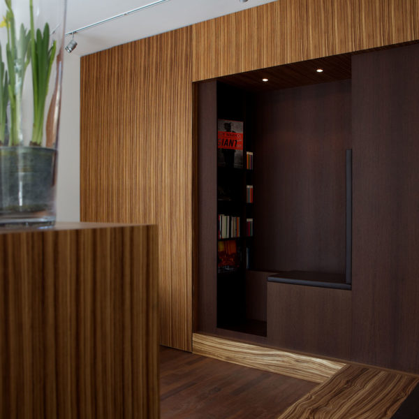 Lesestuhl in Wand integriert mit Bücherregal