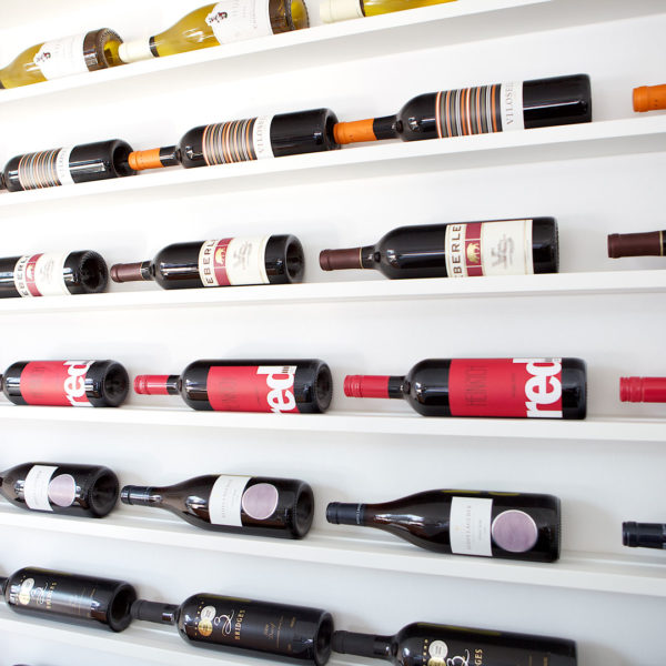 Dekoratives Weinregal