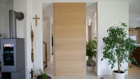 Zimmertüre in Eiche querfurniert und matt lackiert