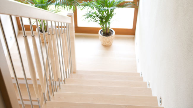 Treppe in Ahorn mit Geländerstäben aus Edelstahl gebürstet