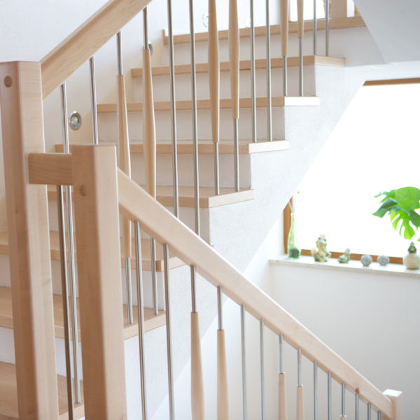 Treppe in Ahorn mit Geländerstäben aus Edelstahl gebürstet