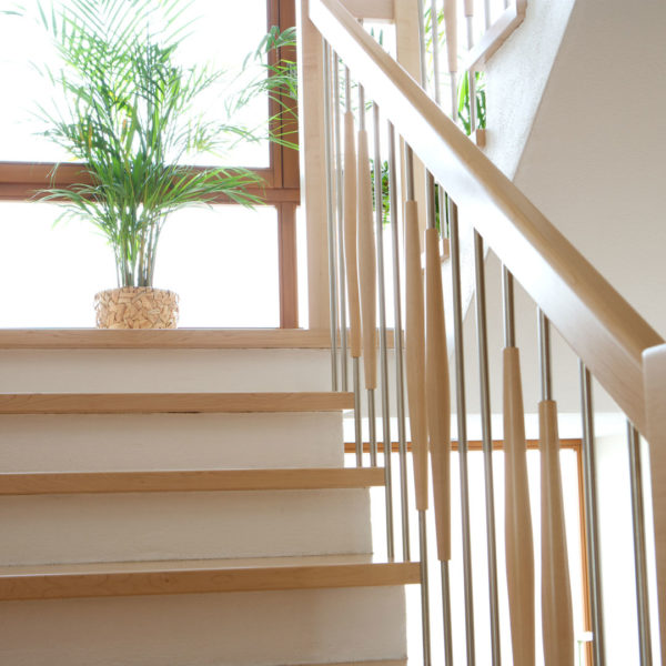 Treppe in Ahorn mit Geländerstäben aus Edelstahl gebürstet