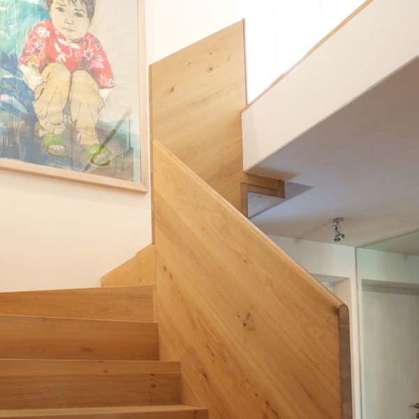 Treppe mit integriertem Schrank