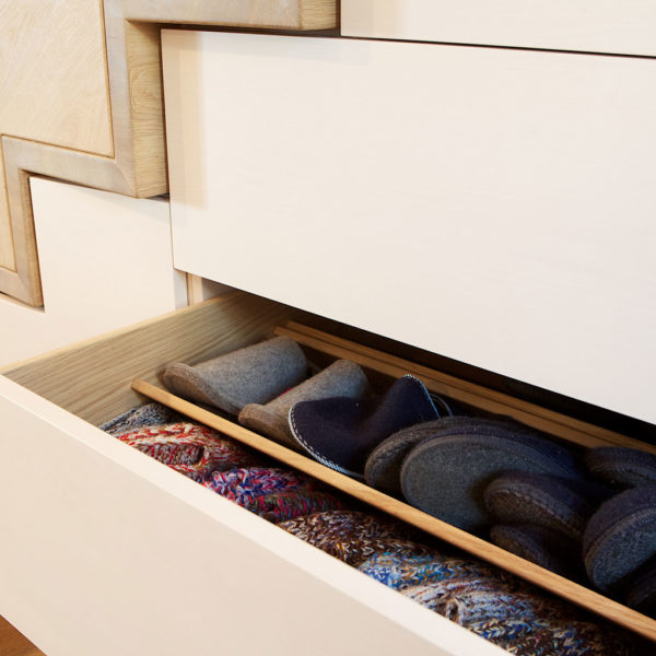 Treppe mit integriertem Schrank