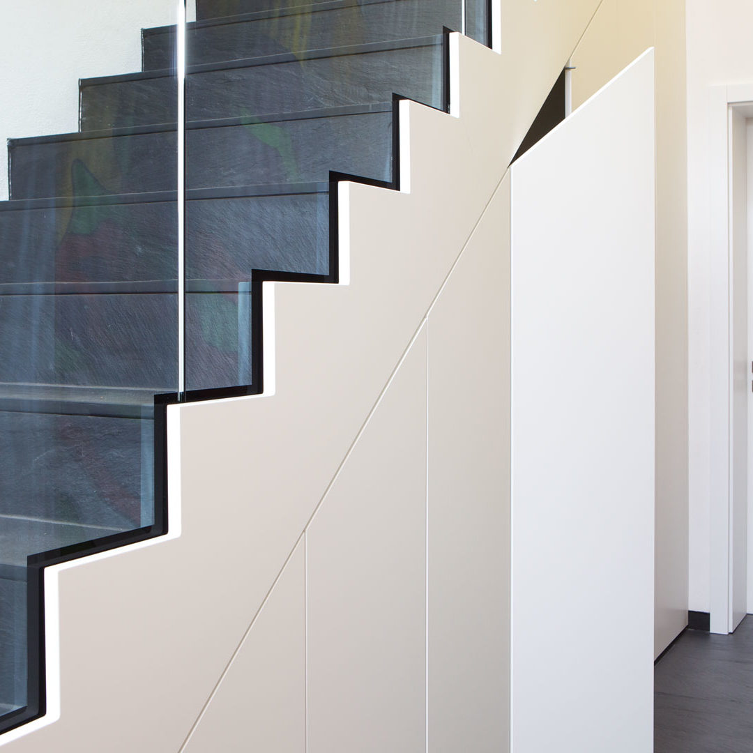 Treppe mit integriertem Schrank