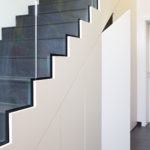 Treppe mit integriertem Schrank
