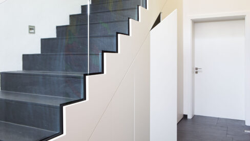 Treppe mit integriertem Schrank