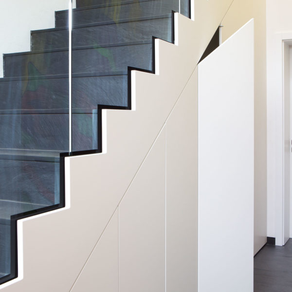 Treppe mit integriertem Schrank