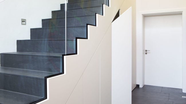 Treppe mit integriertem Schrank