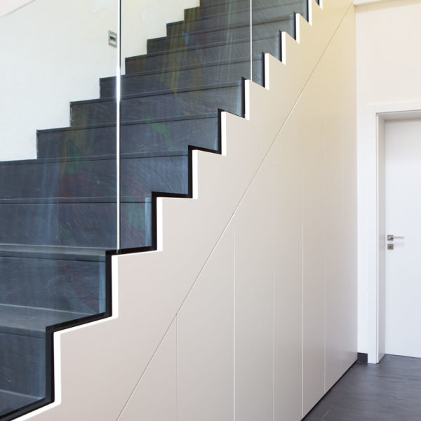 Treppe mit integriertem Schrank