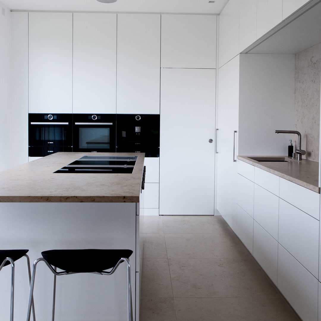 Moderne Küche in weiß mit Granitarbeitsplatte