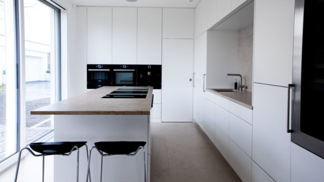 Moderne Küche in weiß mit Granitarbeitsplatte