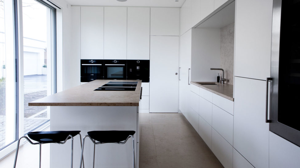 Moderne Küche in weiß mit Granitarbeitsplatte