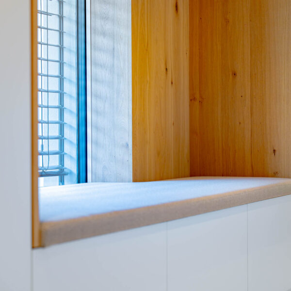 Flurmöbel mit Fensterbank aus Holz und Textil